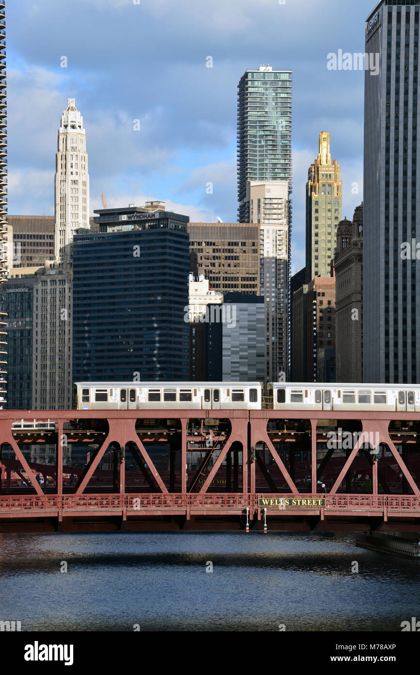 Un CTA ligne marron L train traverse la rivière sur le pont de la rue des puits sur son chemin vers l'extérieur du centre-ville de Chicago Loop. Banque D'Images