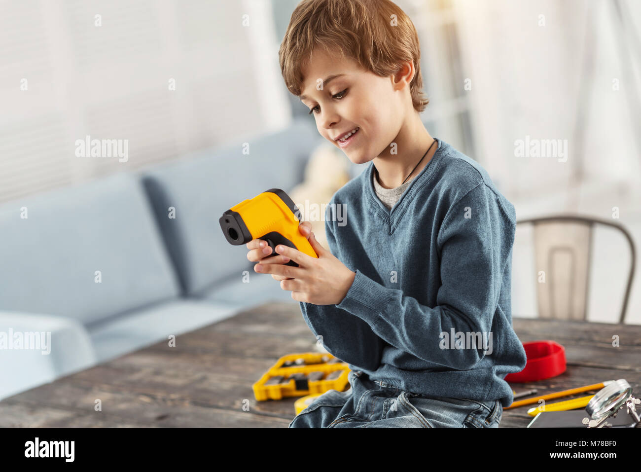 Boy holding exubérante d'une loupe Banque D'Images