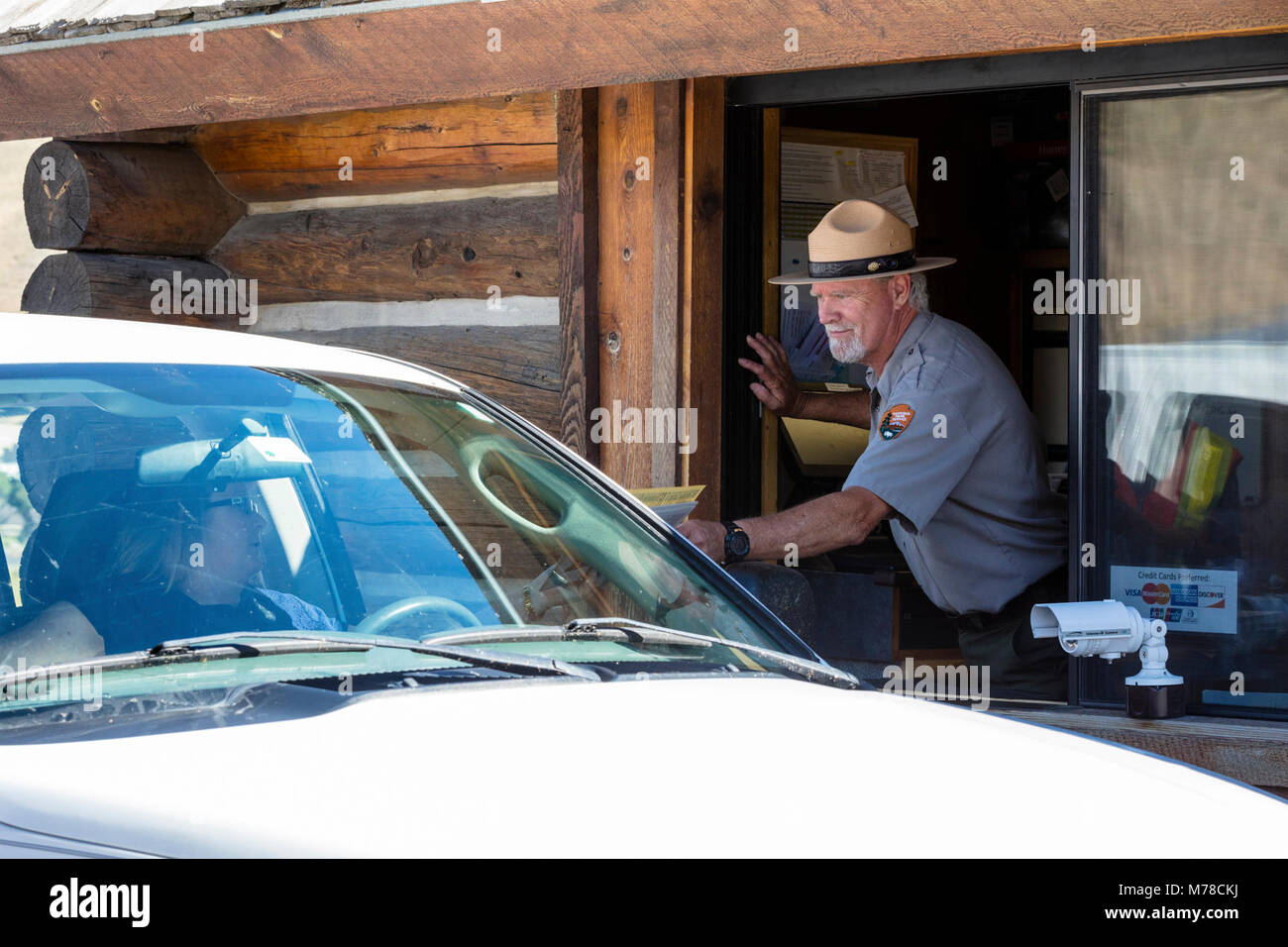 Ranger accueille les gens à l'entrée nord. Banque D'Images