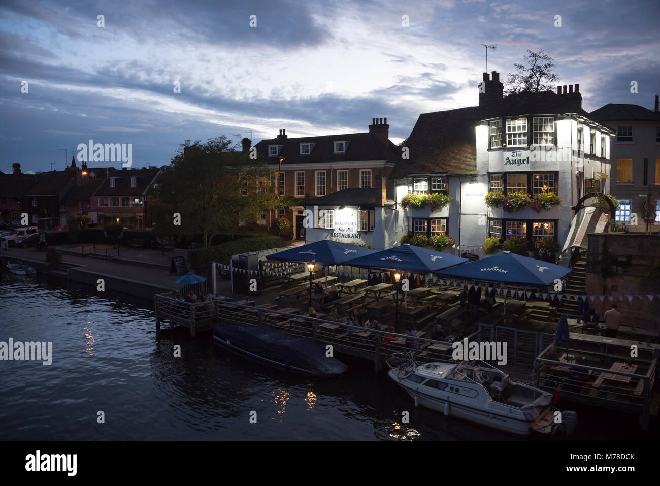 L'Ange sur le pont pub au crépuscule, Henley on Thames, Oxfordshire, UK Banque D'Images