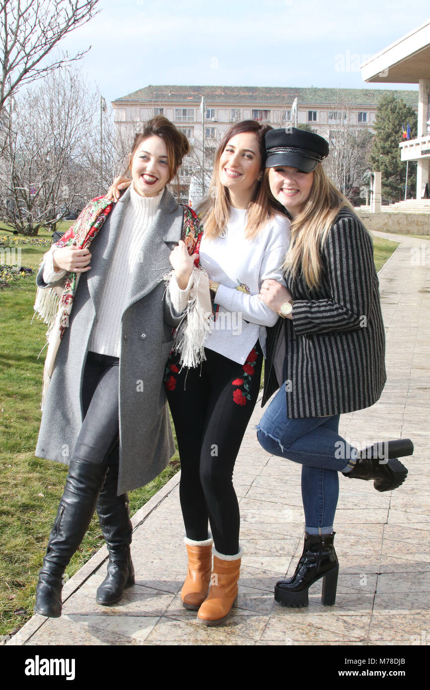 Carolina Gorun assiste à l'Eurovision la décision préliminaire en Roumanie. Comprend : Carolina Gorun, Anastasia Jantic Cosciug & Cristina Où : Craiova, Roumanie Quand : 05 Feb 2018 Credit : Becher/WENN.com Banque D'Images