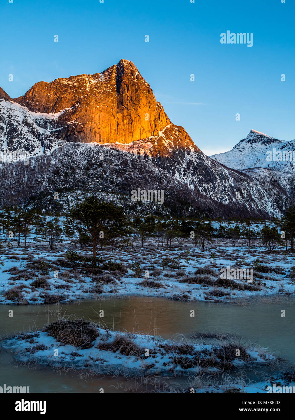 Lumière du matin sur la montagne de Strandåtinden Banque D'Images