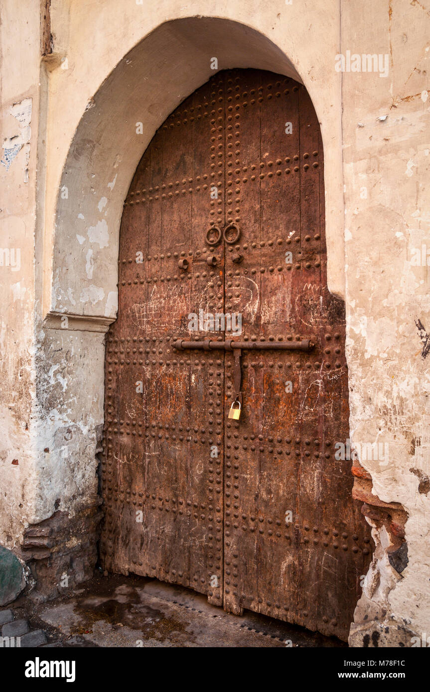 Marrakech, Maroc - 8 décembre 2016 : ancienne en bois coloré traditionnel marocain forgé porte dans medina - vieille ville de Marrakech, Maroc, Afrique Banque D'Images