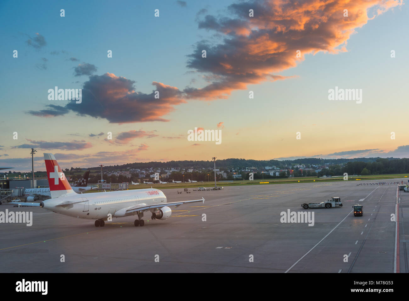 Départ de l'aéronef à l'aéroport de Zurich au coucher du soleil Banque D'Images