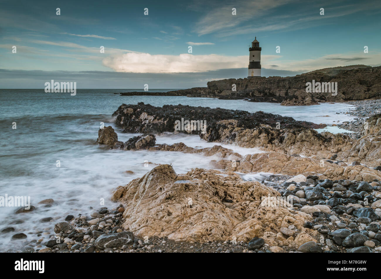 La marée basse à la phare de Bonaventure à * 1963 : ouverture intégrale du Penmon Point d'Anglesey, dans le Nord du Pays de Galles. Banque D'Images