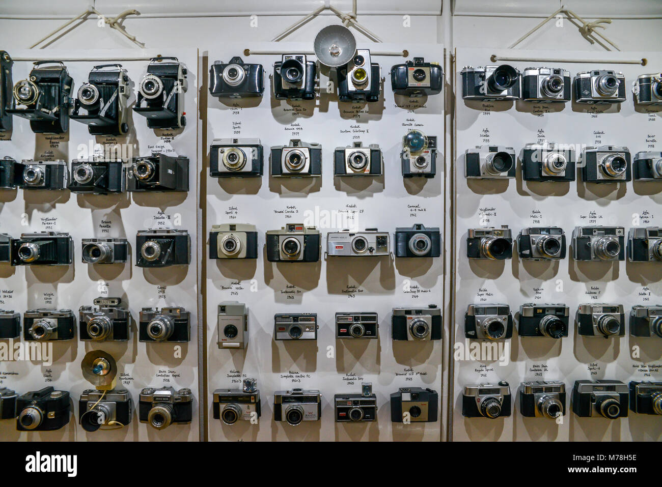 Londres, UK - Mar 6, 2018 : Vintage caméras film alignés sur le mur dans l'ordre chronologique à partir de 1920 à 1960 montrant l'évolution technologique Banque D'Images