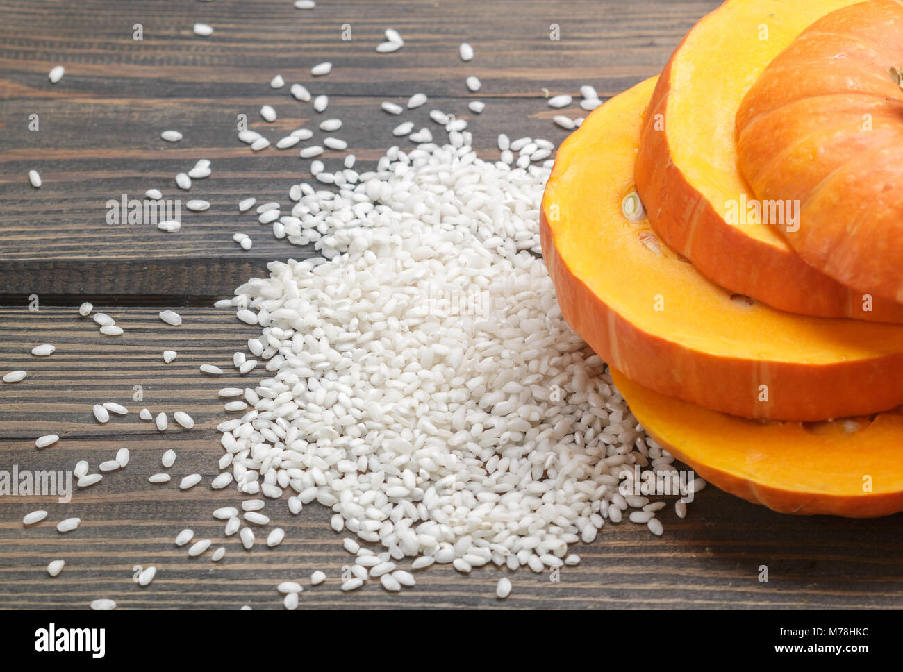 Pumpkin et du riz sur la table. Des ingrédients pour préparer des repas sains et délicieux. Focus sélectif. Copy space Banque D'Images