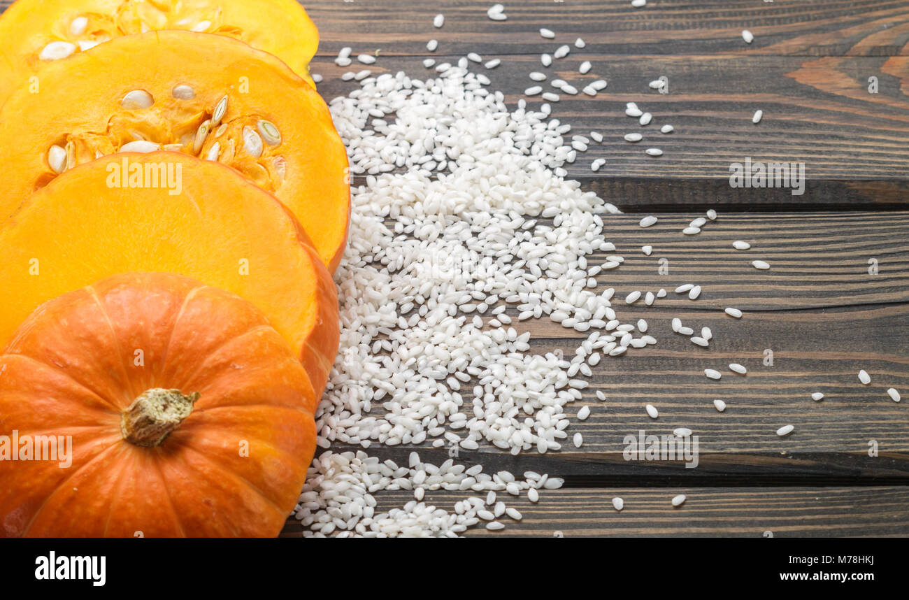 Pumpkin et du riz sur la table. Des ingrédients pour préparer des repas sains et délicieux. Focus sélectif. Copy space Banque D'Images