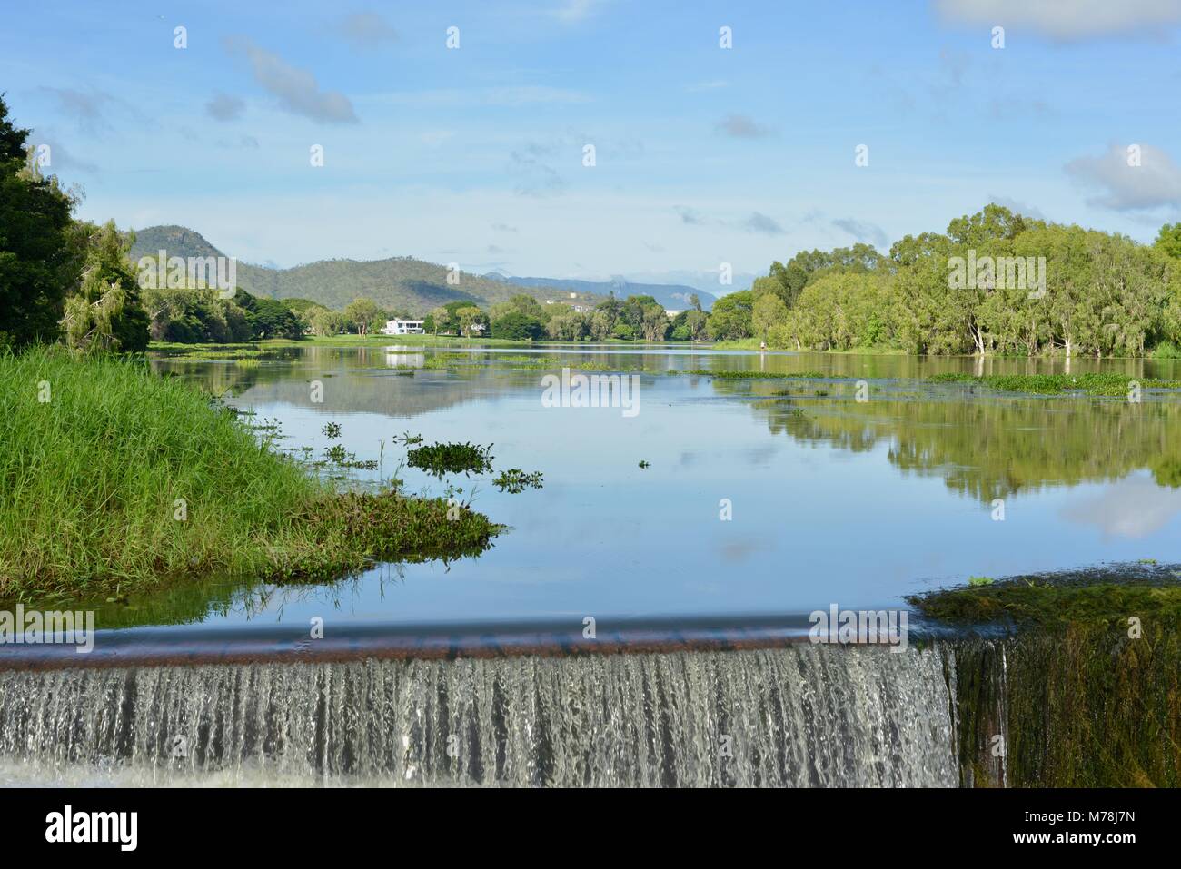 L'eau cascade sur Aplins weir après les tempêtes et les fortes pluies, Aplins weir, Townsville, Queensland, Australie Banque D'Images