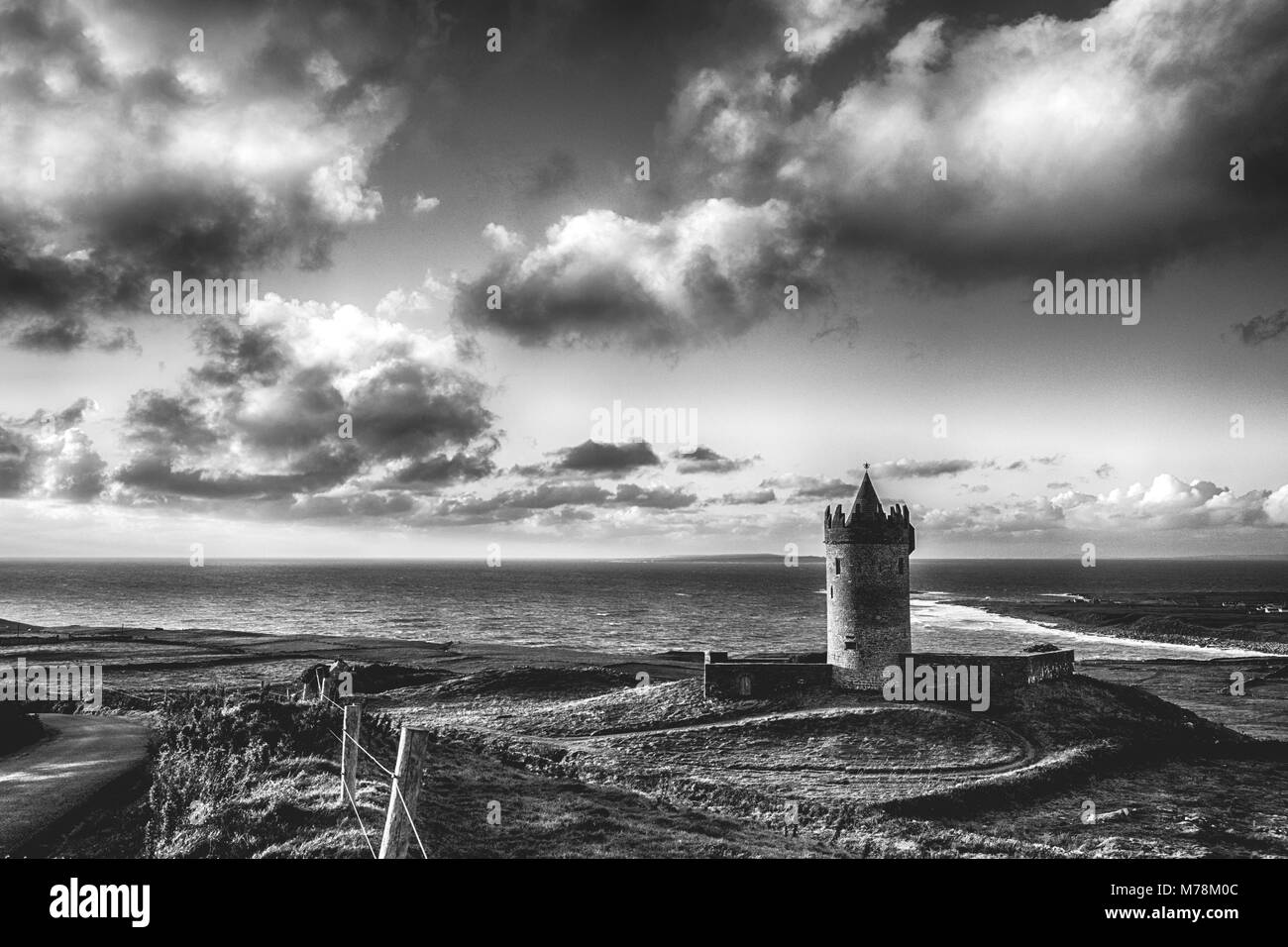 Black et blanc Château de Doolin dans le comté de Clare, Irlande. scenic campagne irlandaise le long de la manière sauvage de l'Atlantique Banque D'Images