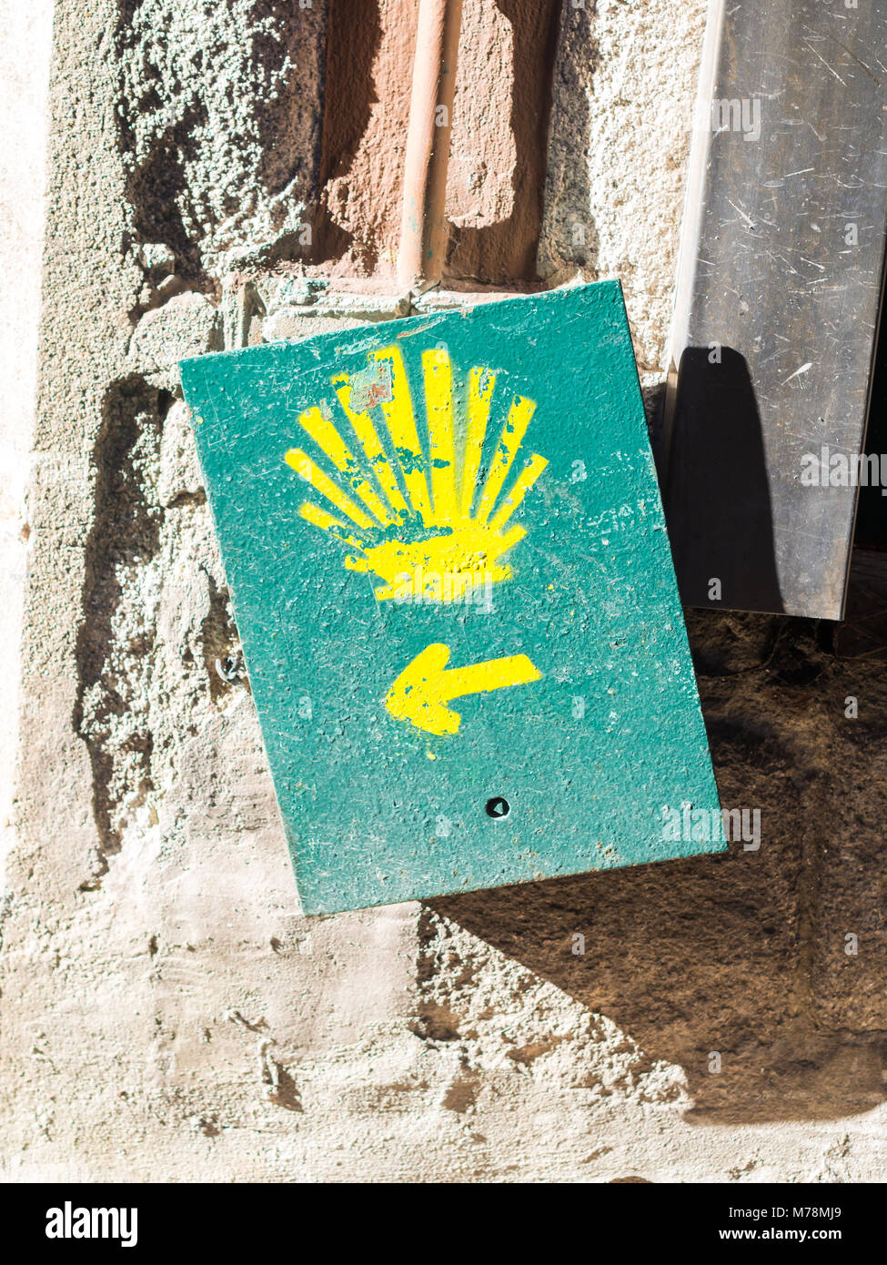 Le jaune coquille Saint-Jacques signant le chemin de Saint-Jacques de Compostelle à Porto, sur la route de pèlerinage de Saint James. Banque D'Images