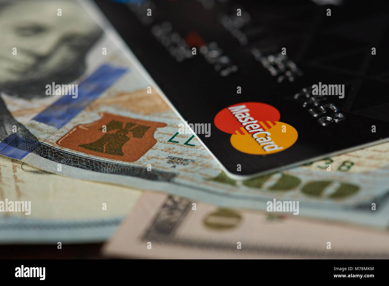New York, USA - 24 août 2017 : Master carte logo sur fond de dollar, Close up Banque D'Images