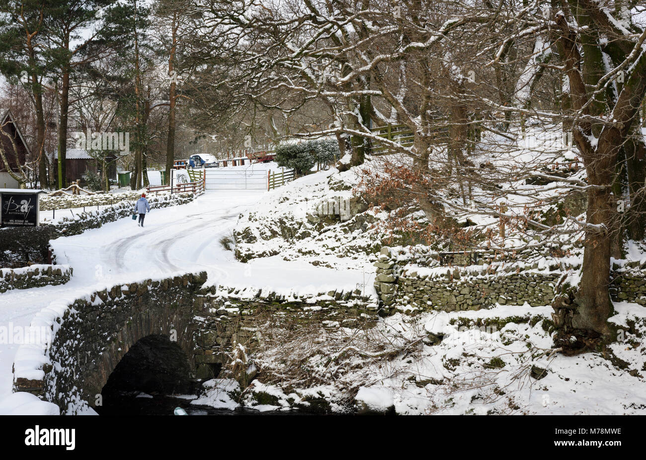 Pont de pierre sur la neige couverts B5289 franchissement routier Mill Beck dans la lande à Village de Cumbria Banque D'Images