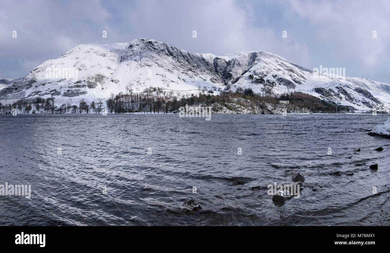 Vue d'hiver dans l'ensemble de la hure vers Hassness et Buttermere couvertes de neige est tombée et chèvre Crag dans le Lake District Banque D'Images