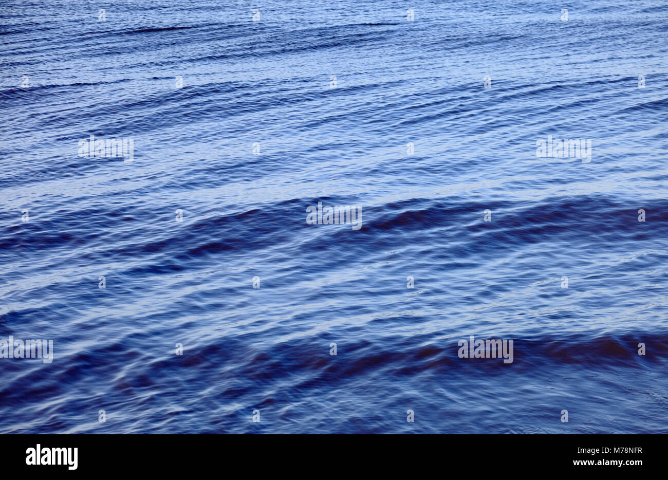 Les vagues et les modèles de vagues sur une mer bleue. Banque D'Images