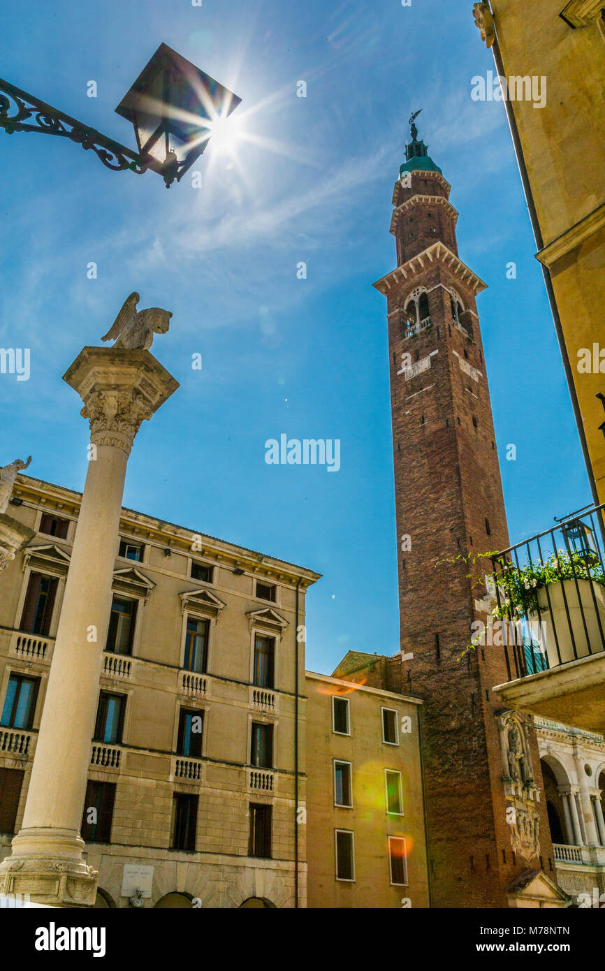 Lampe de rue peeking soleil et tour de l'horloge de la Basilique palladienne dans Piazza Signori, Vicenza, Vénétie, Italie, Europe Banque D'Images