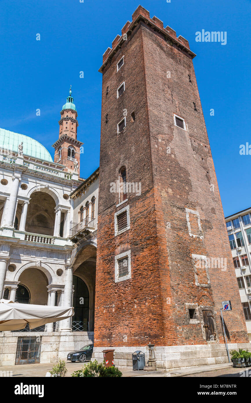 Tour de tourments et tour de l'horloge de la Basilique palladienne dans Piazza Signori, Vicenza, Vénétie, Italie, Europe Banque D'Images