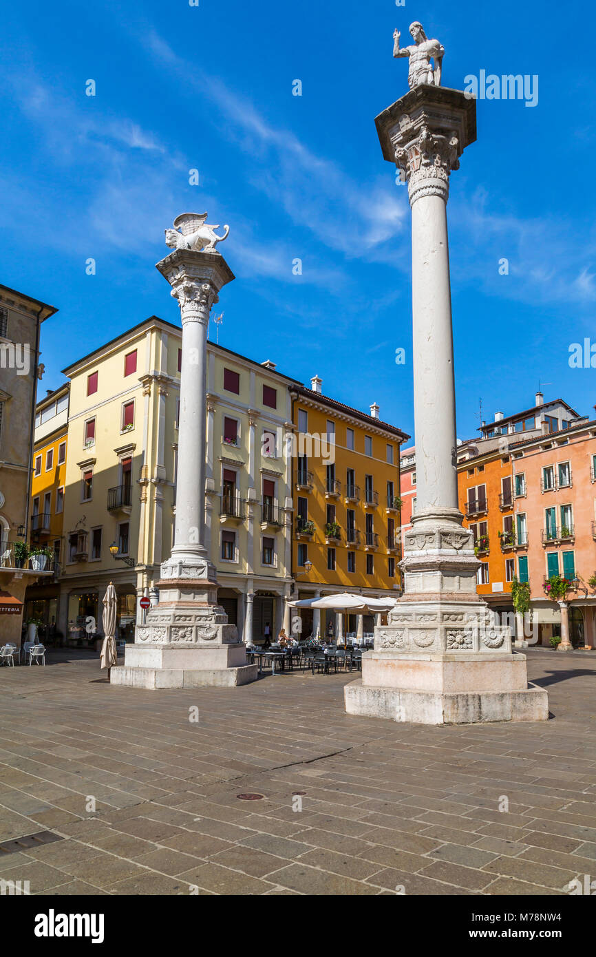 Deux colonnes de la Piazza dei Signori, l'un portant le Lion de Venise, l'autre avec Saint Théodore, Vicenza, Vénétie, Italie, Europe Banque D'Images