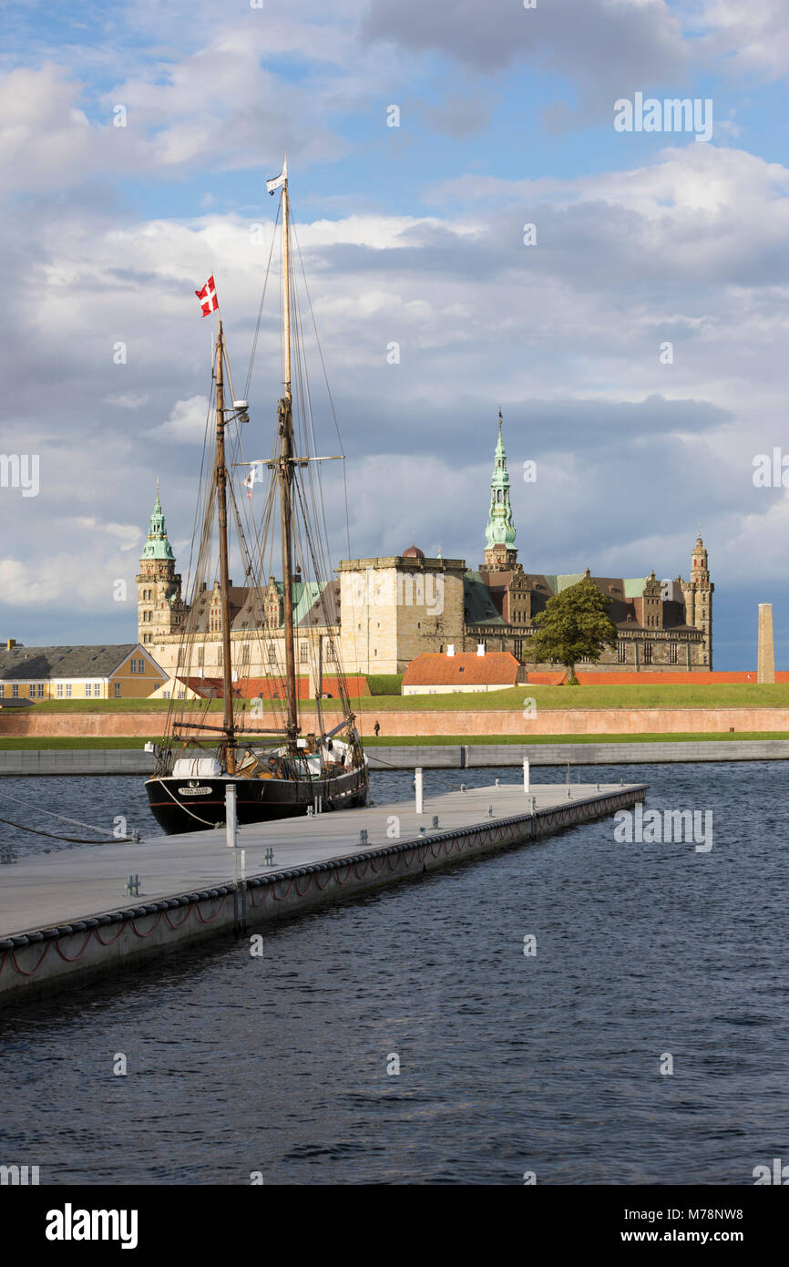 Tall Ship in port avec le Château de Kronborg est utilisé dans le cadre d'Hamlet de Shakespeare, Helsingor, Danemark, Scandinavie, Europe Banque D'Images