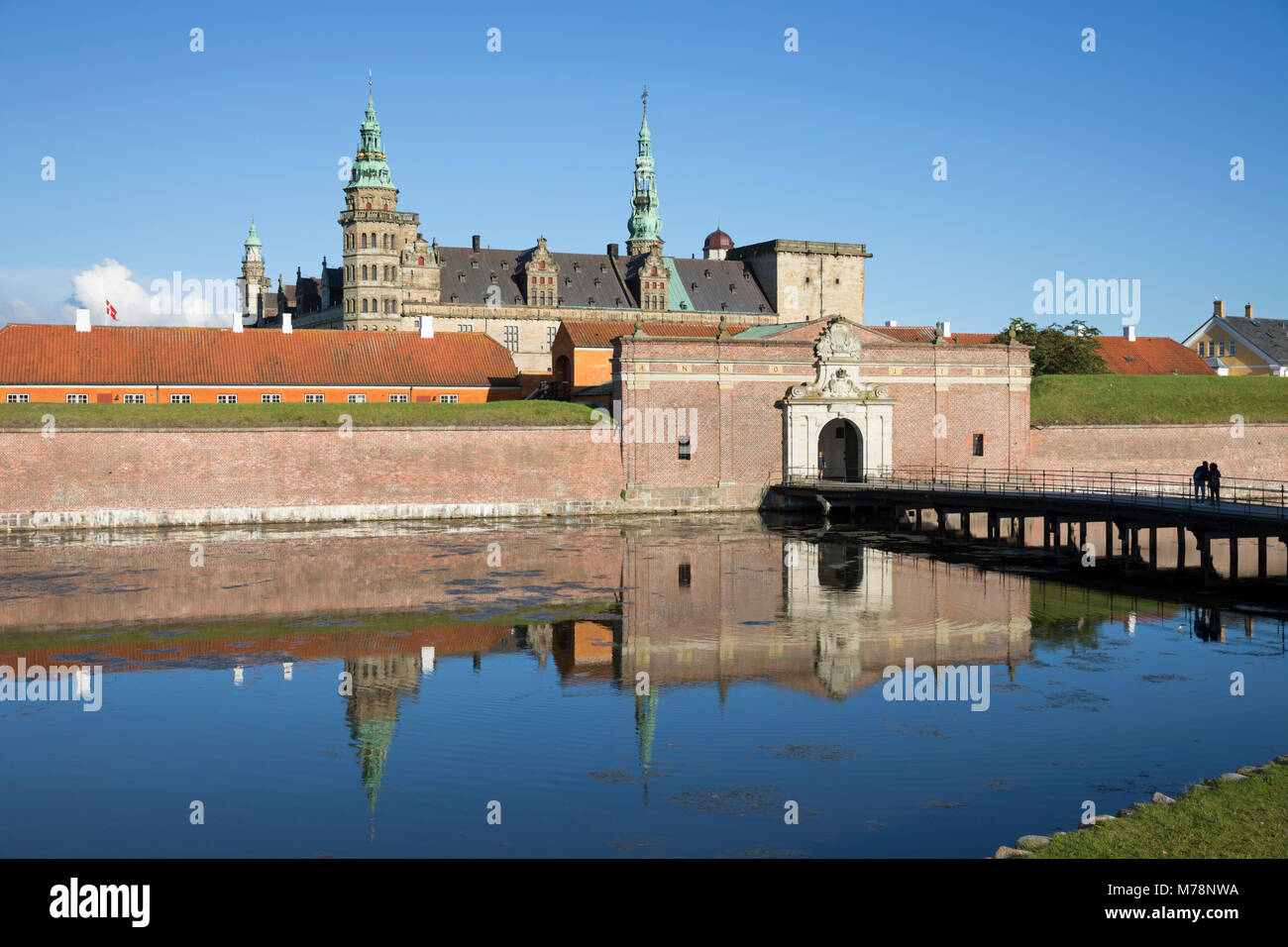 Vue sur moat à porte d'entrée du Château de Kronborg est utilisé dans le cadre d'Hamlet de Shakespeare, Helsingor, Danemark, Scandinavie, Europe Banque D'Images