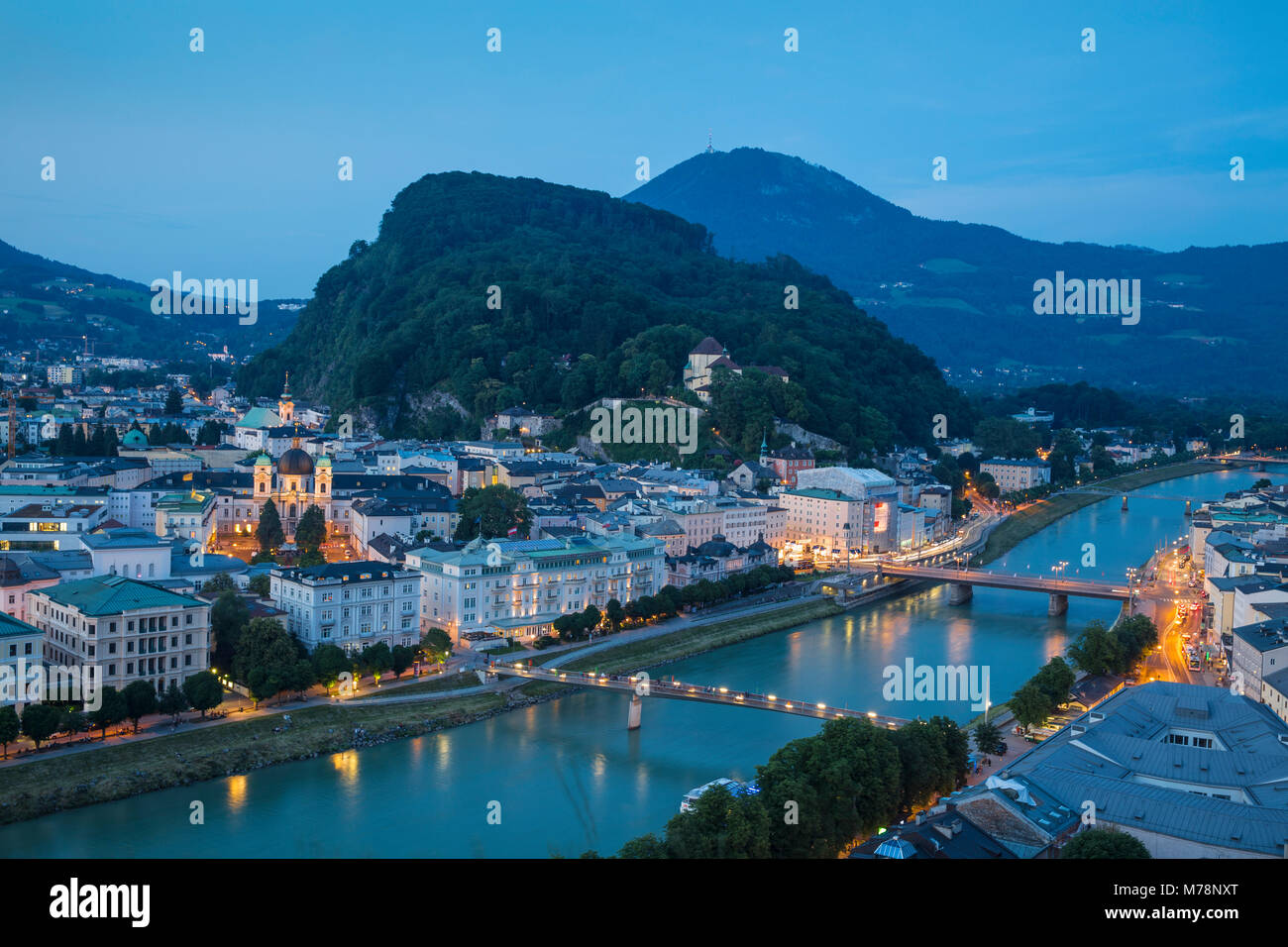 Vue sur la rivière Salzach et la vieille ville à droite et la nouvelle ville à la gauche, Salzburg, Autriche, Europe Banque D'Images