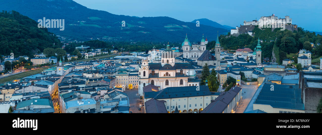 Vue sur le château de Hohensalzburg au-dessus de la vieille ville, Salzbourg, Autriche, Europe Banque D'Images