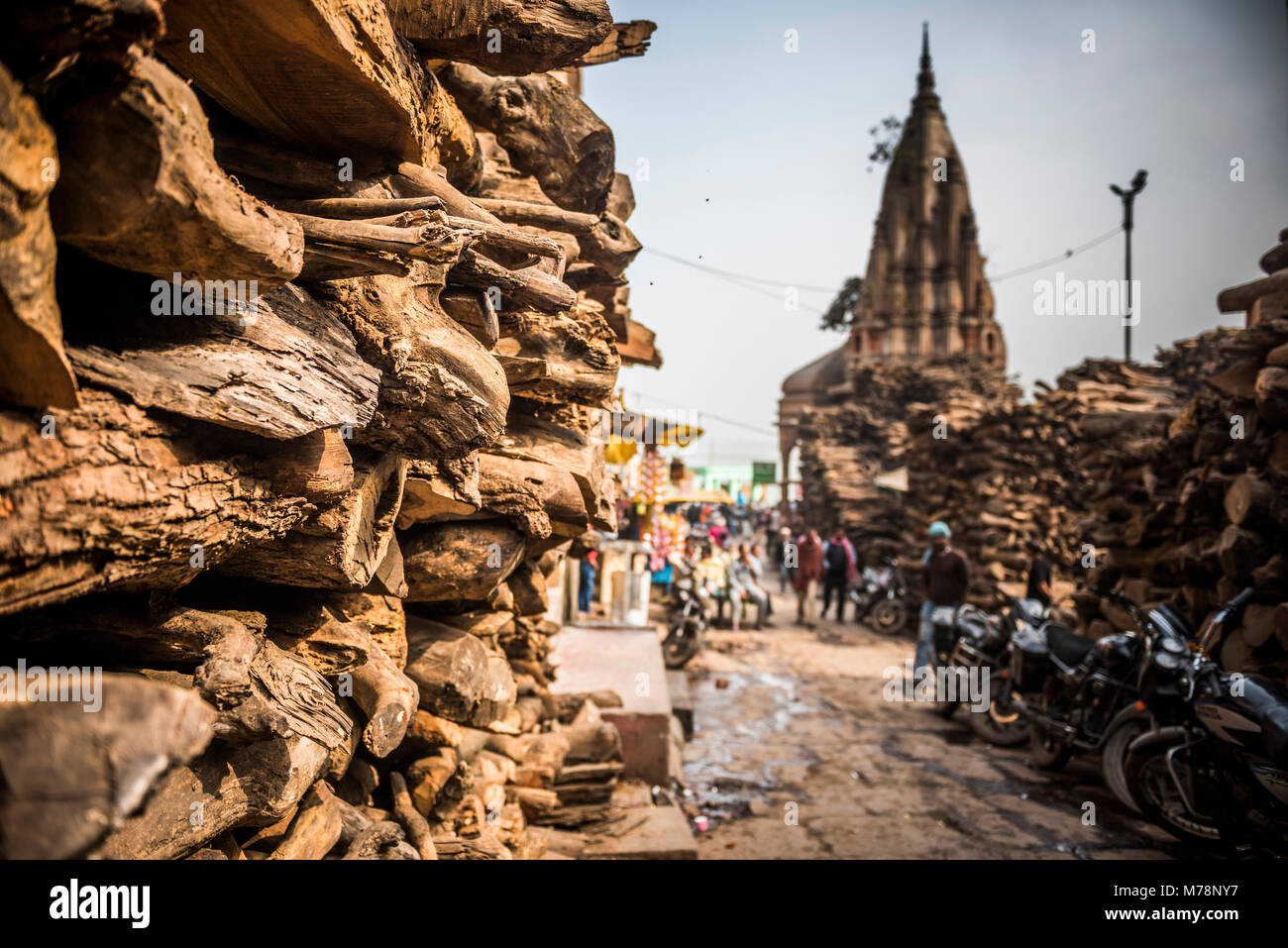 Pour l'incinération de bois à brûler les ghats, Varanasi, Uttar Pradesh, Inde, Asie Banque D'Images