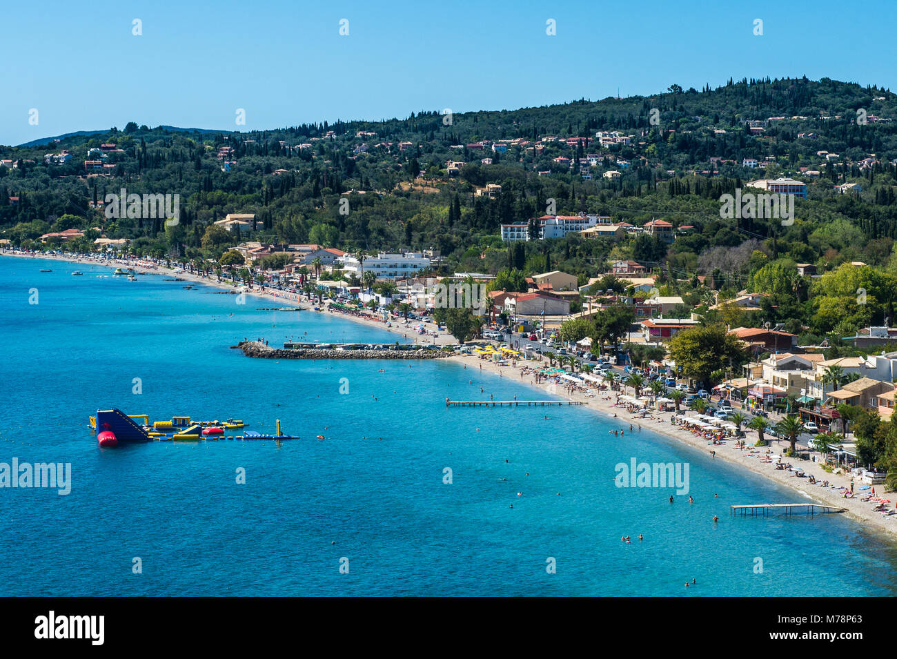 La plage de Corfu Ipsos, Corfou, îles Ioniennes, îles grecques, Grèce, Europe Banque D'Images