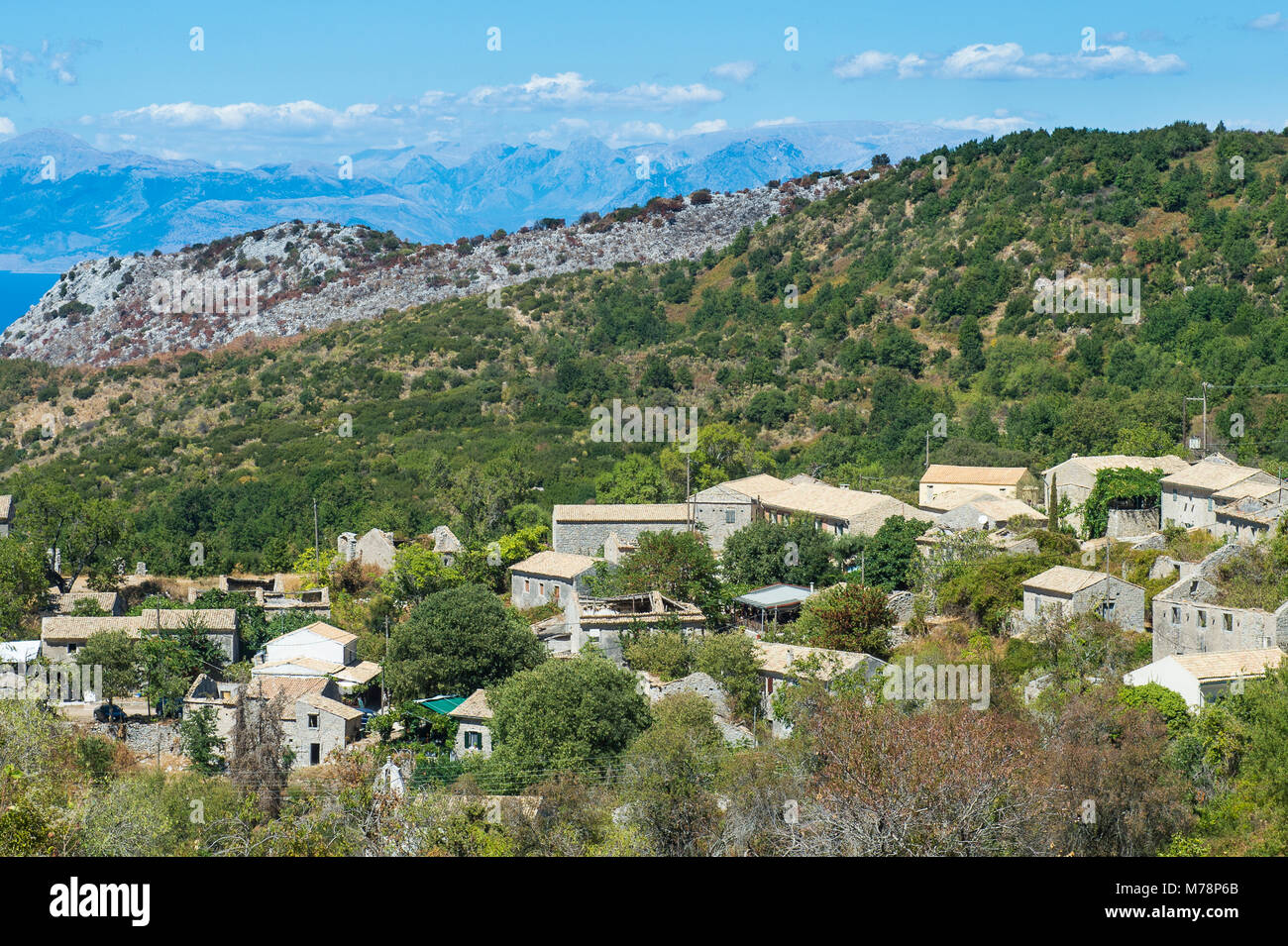 Le village de montagne de vieille Perithia, Corfou, îles Ioniennes, îles grecques, Grèce, Europe Banque D'Images