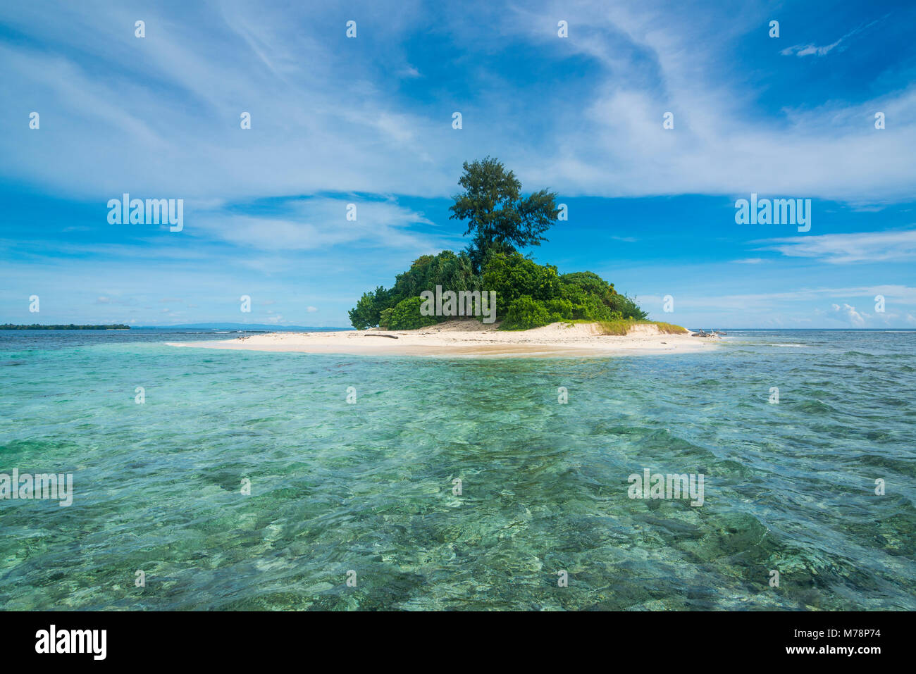 L'eau turquoise et plage de sable blanc de la magnifique petite île de ral au large de la côte de Kavieng, New Ireland, Papouasie Nouvelle Guinée, du Pacifique Banque D'Images