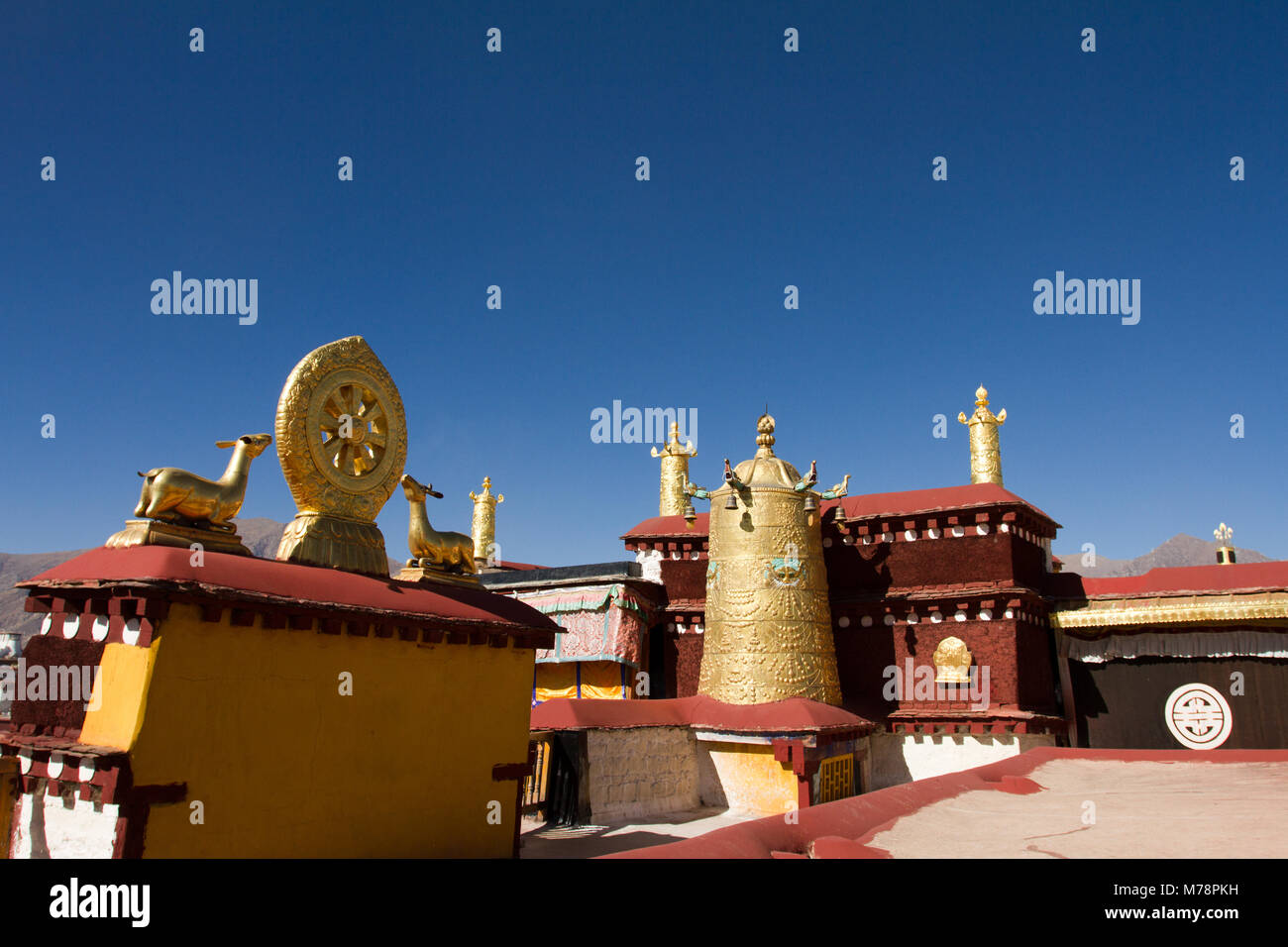 Les toits d'or du temple Jokhang, du quartier du Barkhor, Lhassa, Tibet, Chine, Asie Banque D'Images