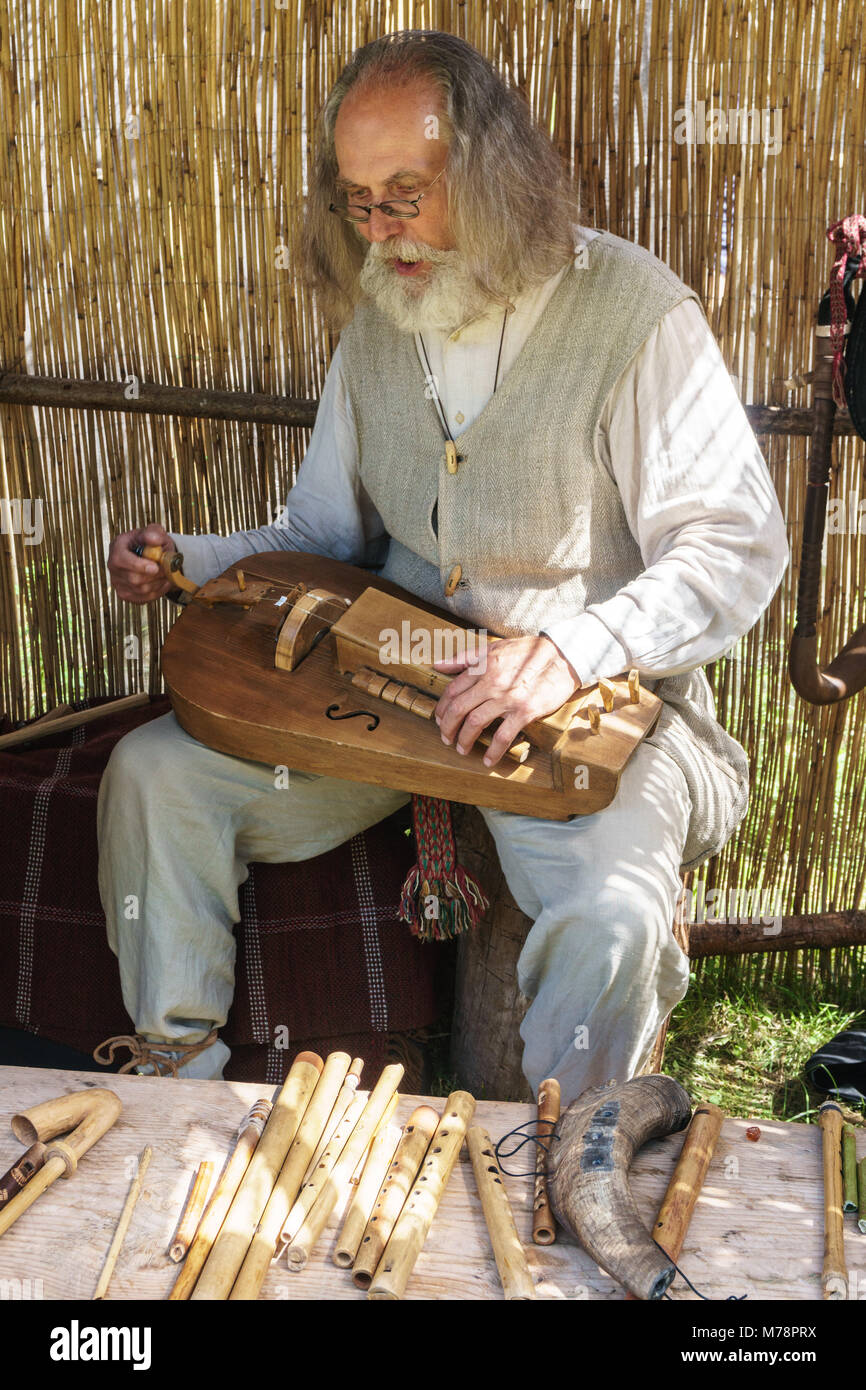 Musicien folklorique lituanienne au Festival International d'archéologie expérimentale, Kernave, Lituanie, Europe Banque D'Images