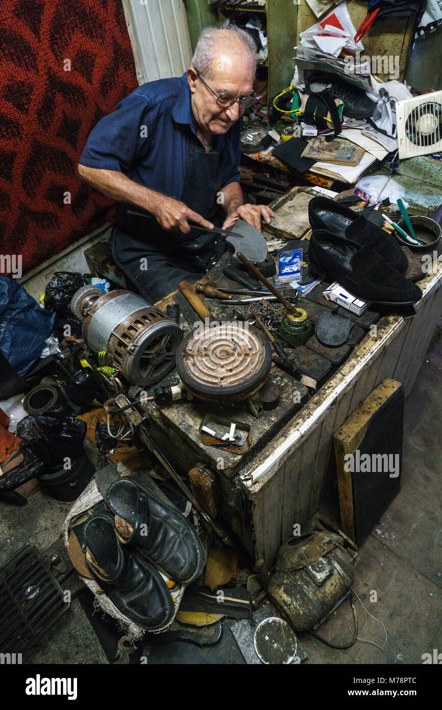 Réparateur de chaussures arménienne au travail dans son atelier sur la rue Jérusalem, Vieille Ville, Tbilissi, Géorgie, Asie centrale, Asie Banque D'Images