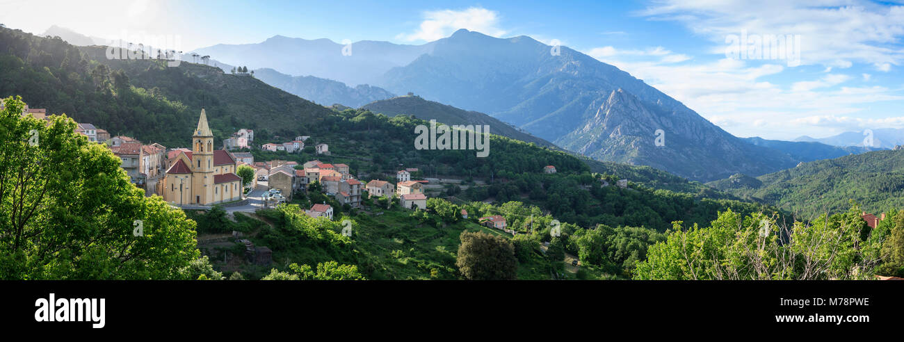 Panorama du village et les montagnes près de Corte, Corse, France, Europe Banque D'Images