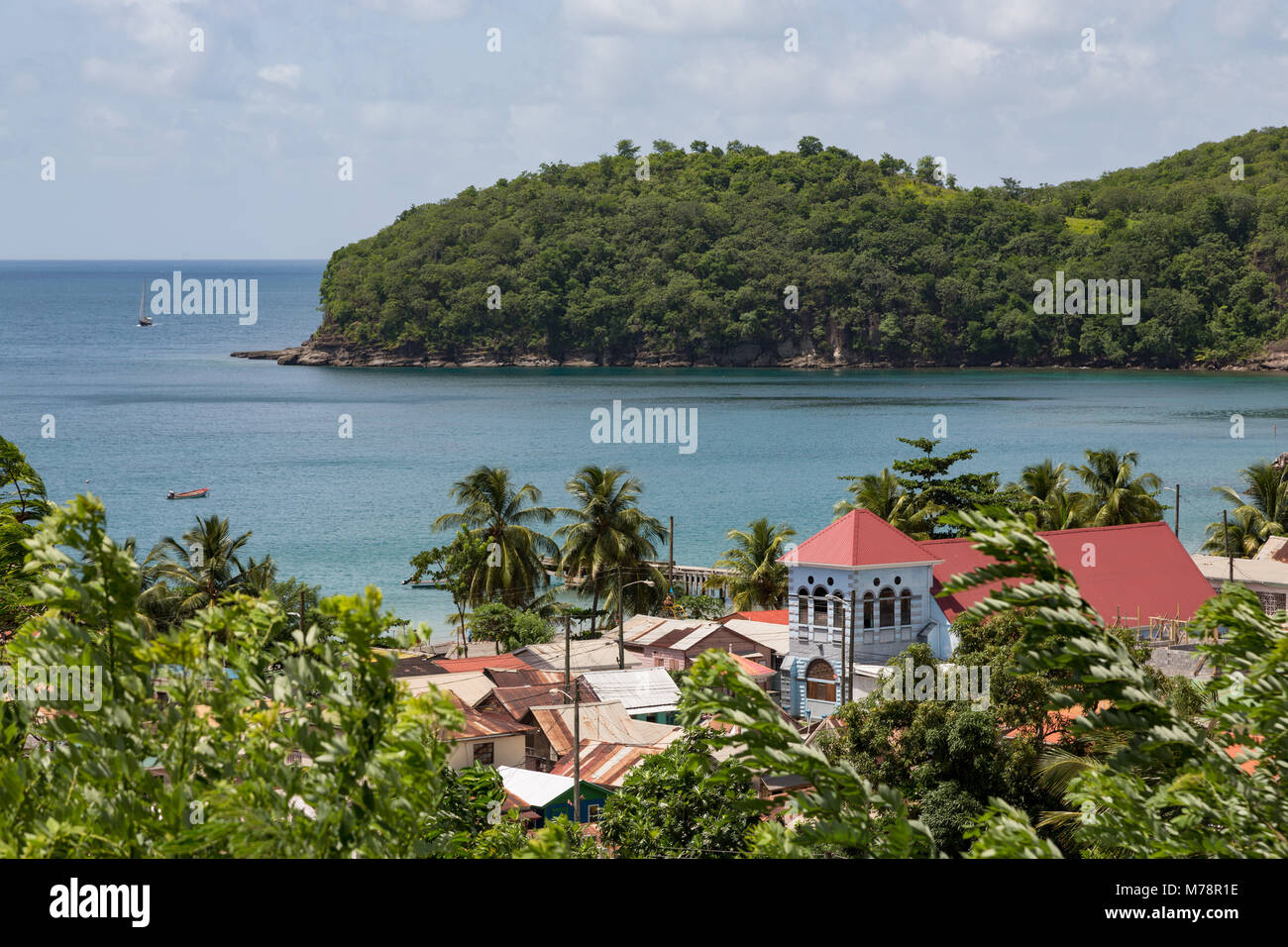 Église dans la petite ville de Canaries, avec au-delà de la baie de Canaries, Sainte-Lucie, îles du Vent (Antilles Caraïbes, Amérique Centrale Banque D'Images