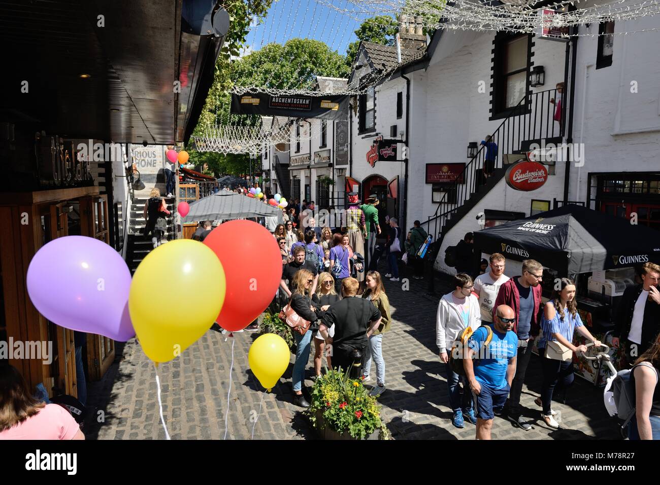 Foule de personnes appréciant les restaurants et bars de l'Ashton Lane à Glasgow, Écosse, Royaume-Uni, au cours de la fin de l'ouest festival 2017 Banque D'Images