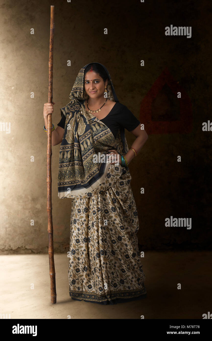 Portrait de femme en sari holding stick Banque D'Images