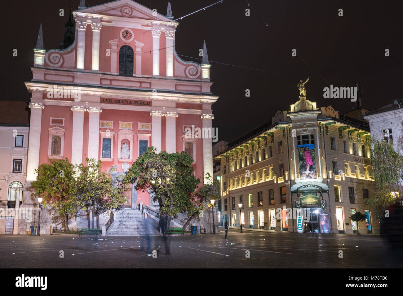 Nuit à Ljubljana, Preseren Square, l'église de l'Annonciation, la Slovénie Banque D'Images