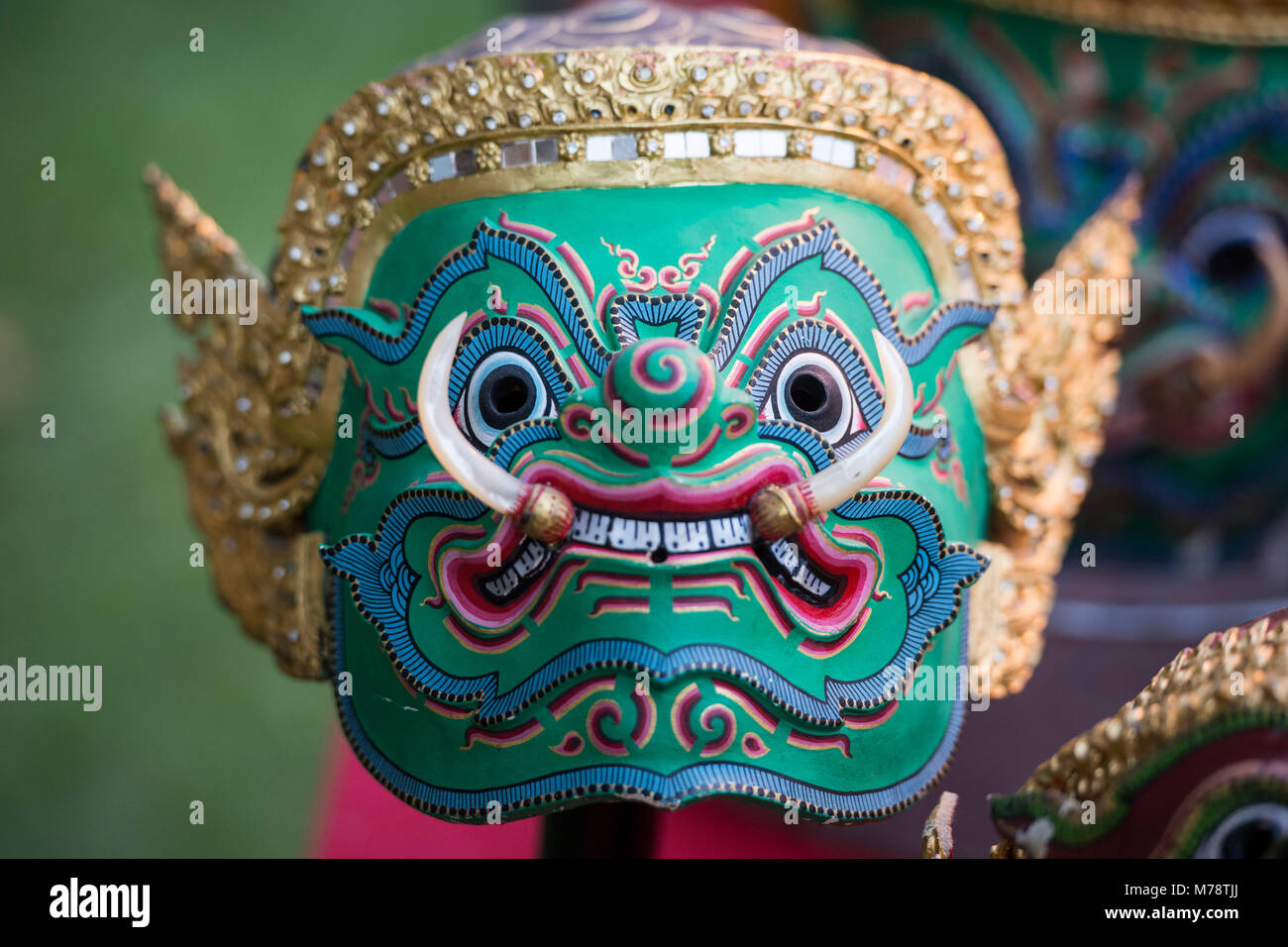Un masque de démon thaïlandais à un marché à l'Santichaiparakan dans parc de Banglamphu la ville de Bangkok en Thaïlande. Thaïlande, Bangkok, novembre, 2017 Banque D'Images