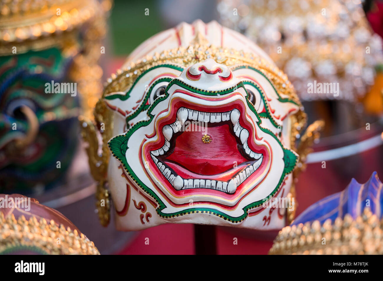 Un masque de démon thaïlandais à un marché à l'Santichaiparakan dans parc de Banglamphu la ville de Bangkok en Thaïlande. Thaïlande, Bangkok, novembre, 2017 Banque D'Images