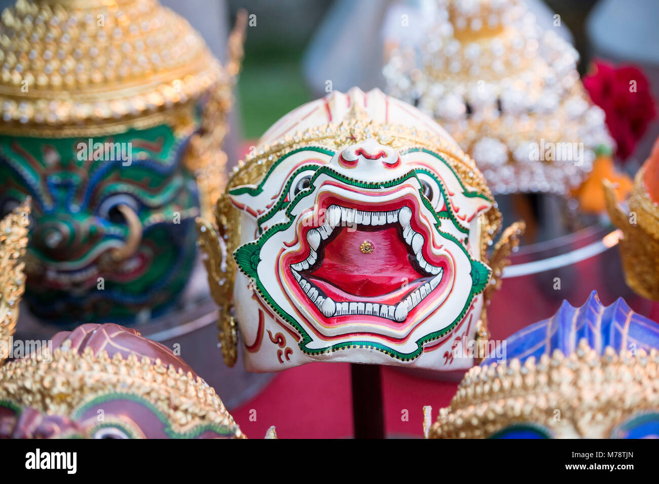 Un masque de démon thaïlandais à un marché à l'Santichaiparakan dans parc de Banglamphu la ville de Bangkok en Thaïlande. Thaïlande, Bangkok, novembre, 2017 Banque D'Images