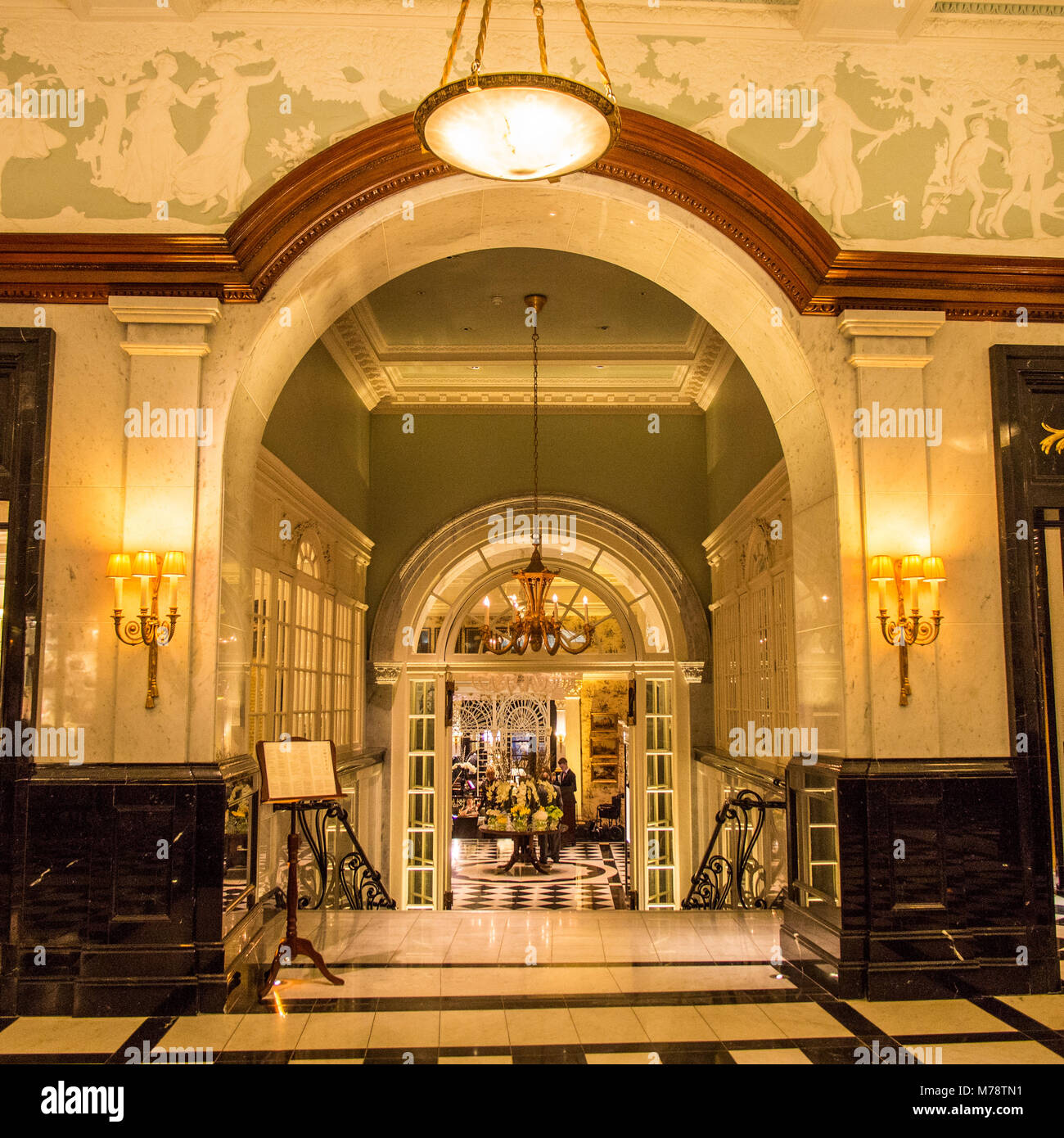 Intérieur de l'Hôtel Savoy, un célèbre et exclusif hôtel situé sur les rives de la Tamise, Londres. Vue de salle à manger. Banque D'Images