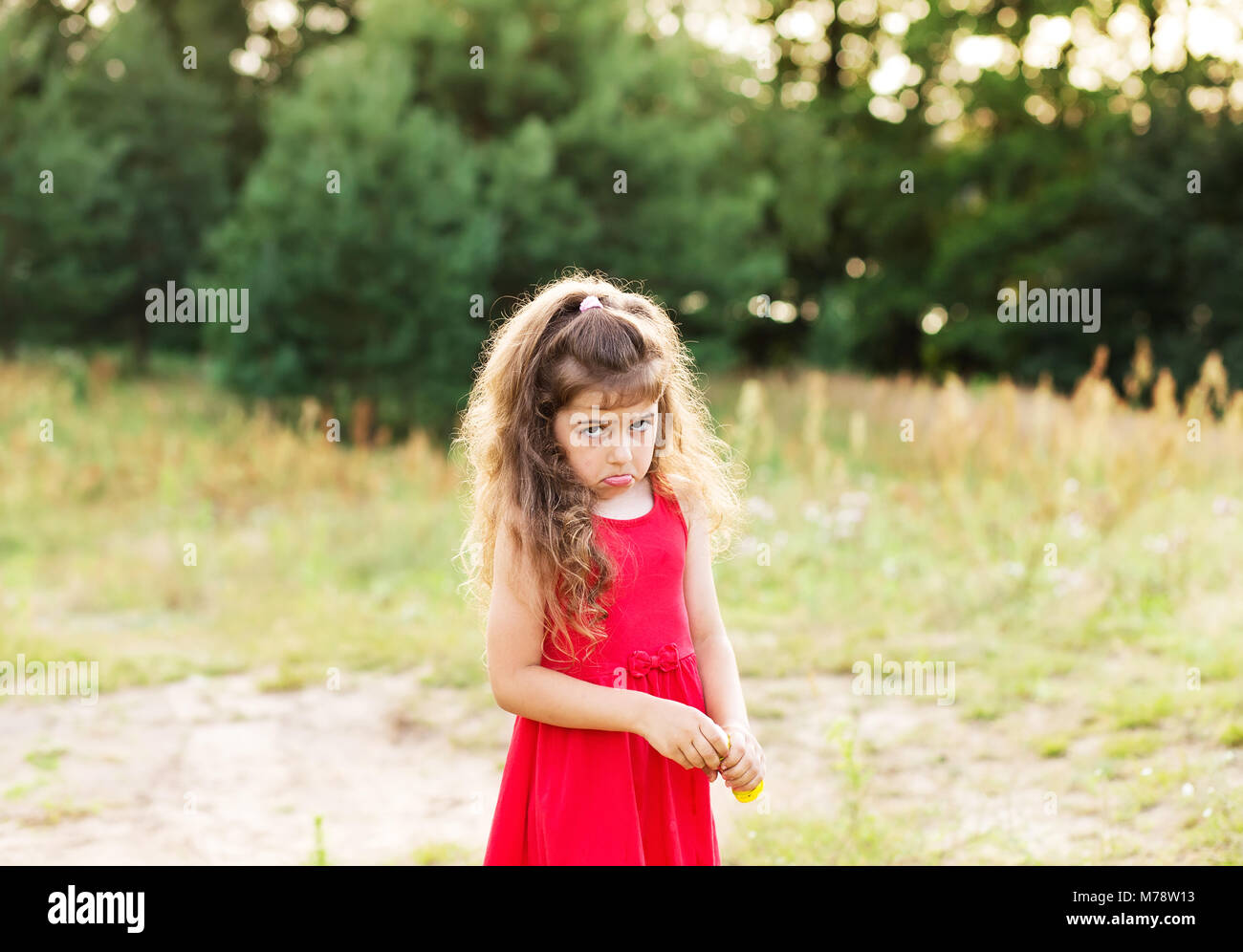 Triste Portrait of cute little girl images journée d'été à Banque D'Images