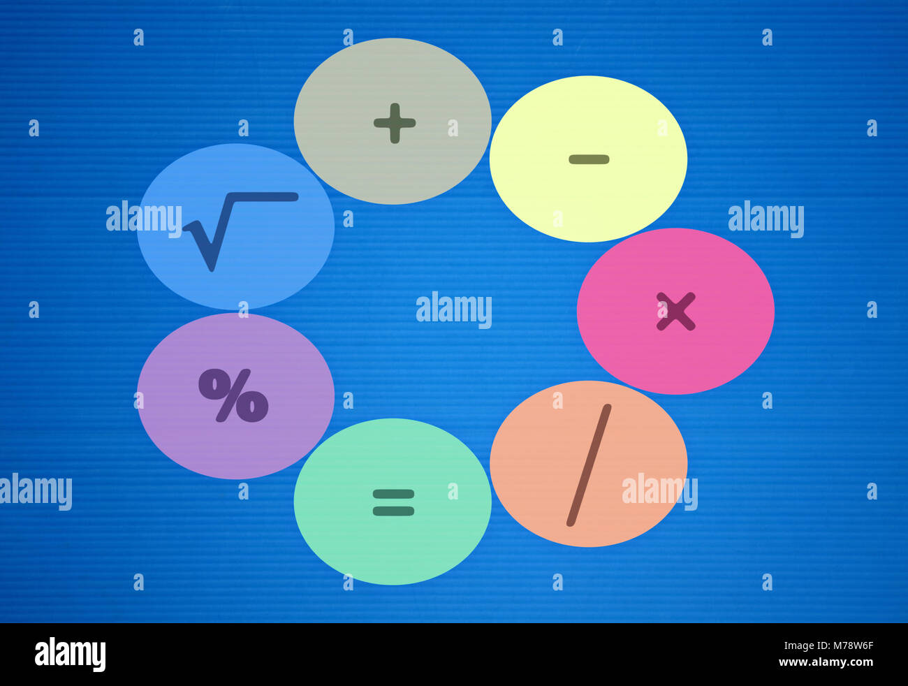 Tous les opérateurs mathématiques de base sur fond bleu Banque D'Images