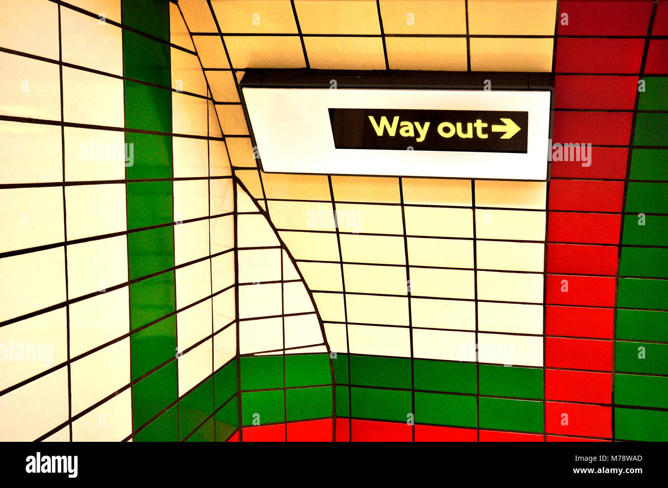 Londres, Angleterre, Royaume-Uni. La station de métro Charing Cross Road - allumé en mode hors connexion et les carreaux de couleur Banque D'Images