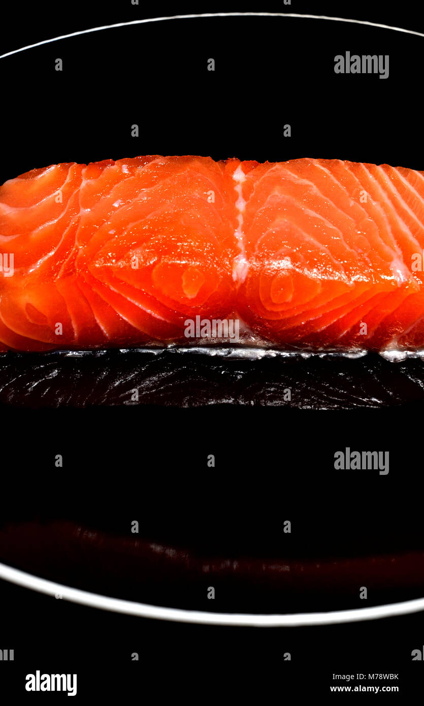 Pavé de saumon cru / filet sur une plaque noire Banque D'Images