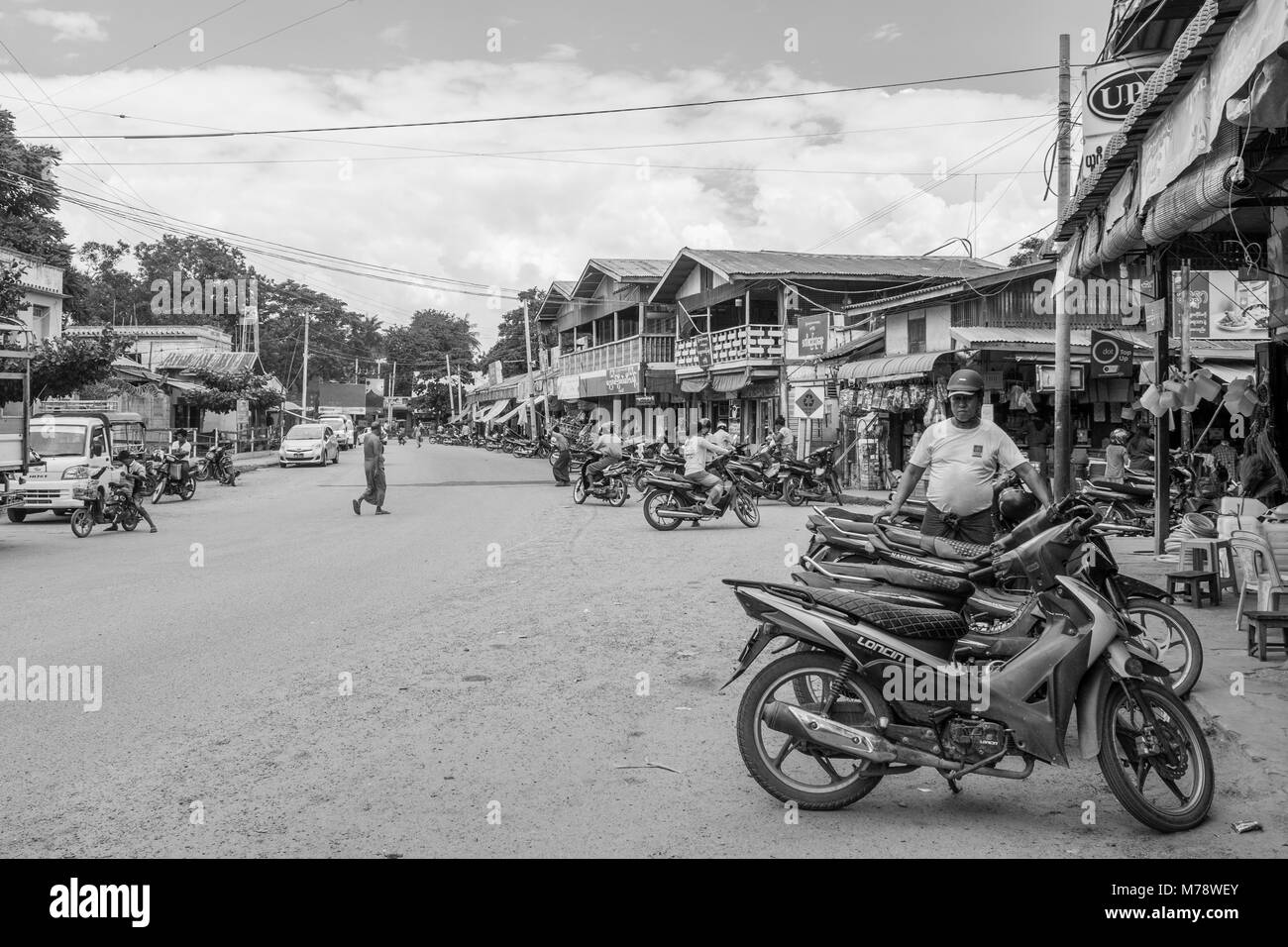 Un chemin de sable à côté du marché Nyaung U près de Bagan, Myanmar, Birmanie. étals de marché et les motos garées, mode de transport commun en Asie du sud-est Banque D'Images