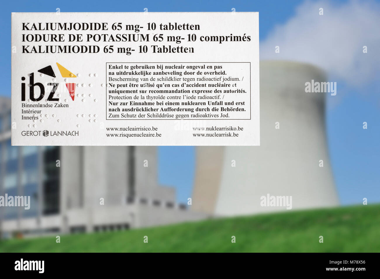 Centrale nucléaire de Doel et comprimés d'iodure de protéger les résidents belges de retombées radioactives en cas d'accident ou de fuite en Belgique Banque D'Images Centrale nucléaire de Doel et comprimés d'iodure de protéger les résidents belges de retombées radioactives en cas d'accident ou de fuite en Belgique Banque D'Images