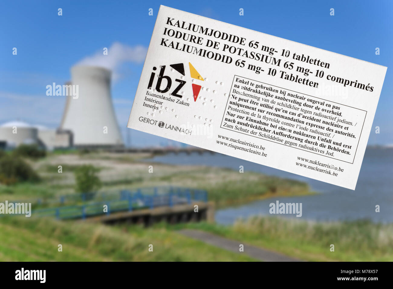 Centrale nucléaire de Doel et comprimés d'iodure de protéger les résidents belges de retombées radioactives en cas d'accident ou de fuite en Belgique Banque D'Images Centrale nucléaire de Doel et comprimés d'iodure de protéger les résidents belges de retombées radioactives en cas d'accident ou de fuite en Belgique Banque D'Images