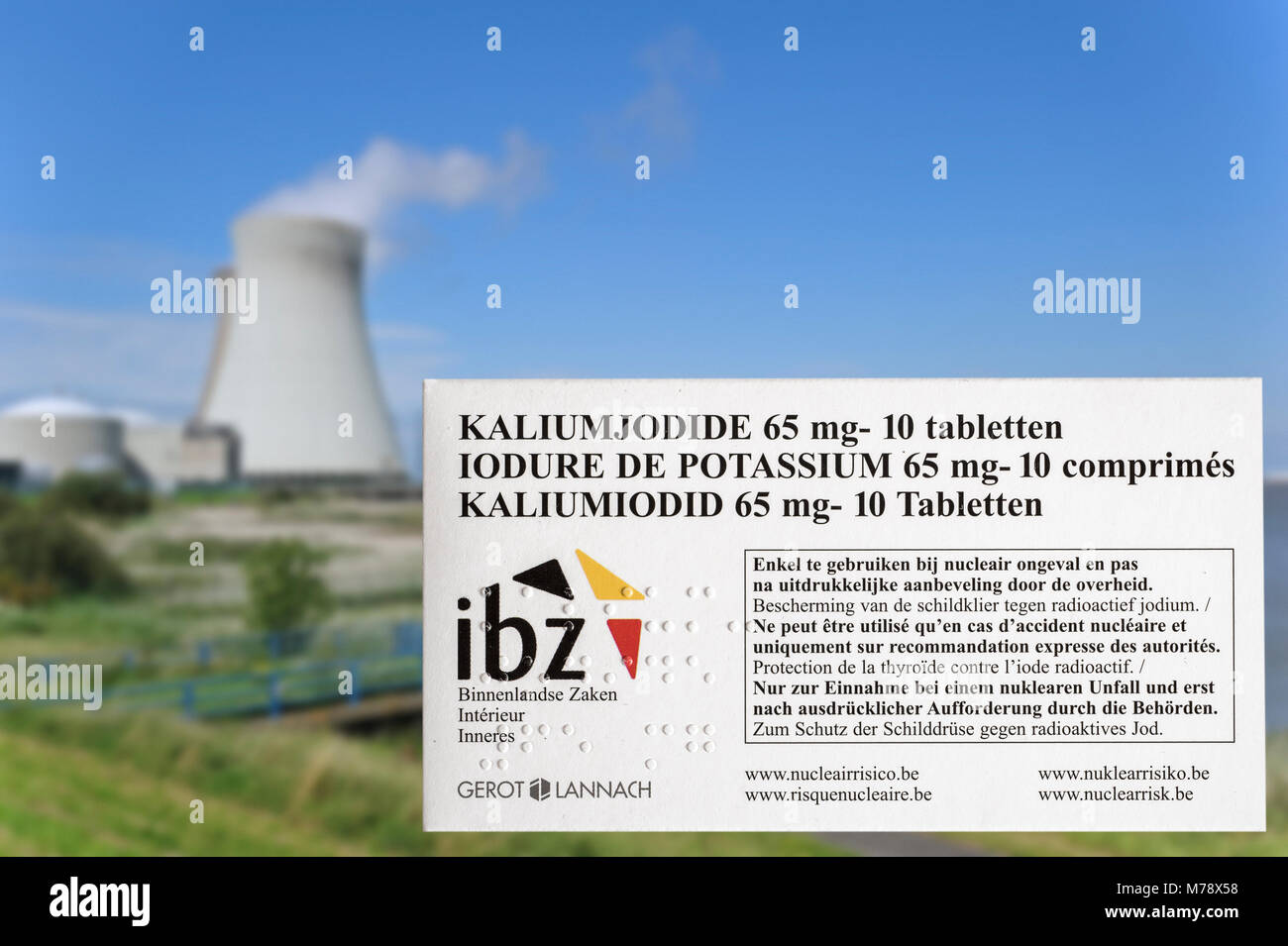 Centrale nucléaire de Doel et comprimés d'iodure de protéger les résidents belges de retombées radioactives en cas d'accident ou de fuite en Belgique Banque D'Images Centrale nucléaire de Doel et comprimés d'iodure de protéger les résidents belges de retombées radioactives en cas d'accident ou de fuite en Belgique Banque D'Images